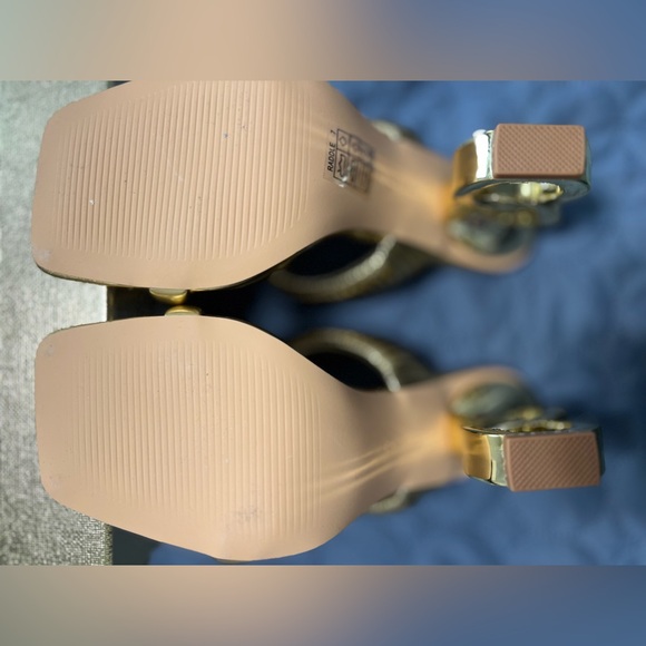 Gold open toe sandals - Picture 2 of 3